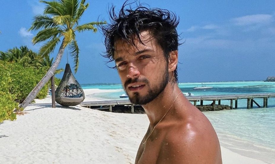 Rodrigo Simas mostra novo visual e internautas reagem: “Estava mais bonito antes”