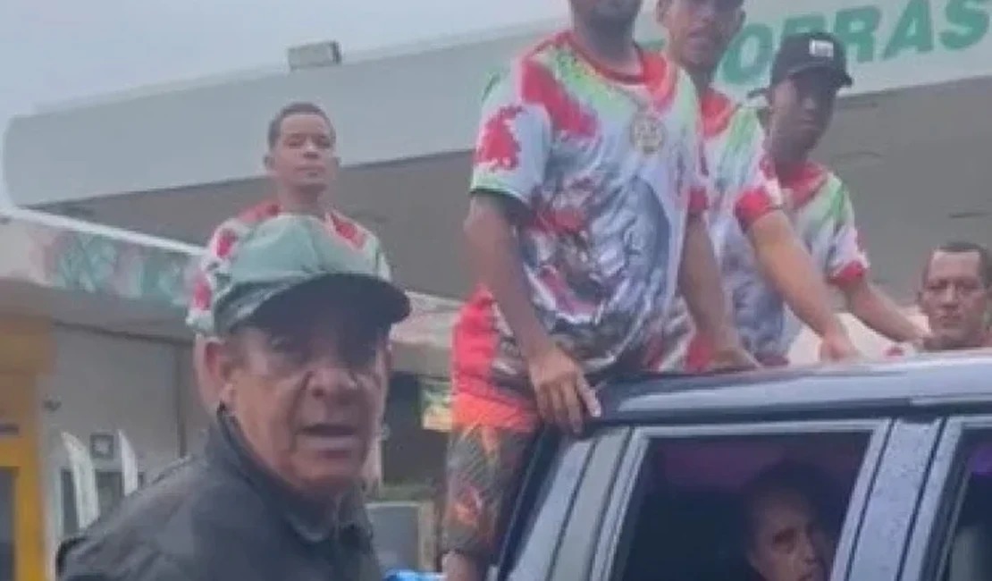 Debaixo de chuva, Zeca Pagodinho distribui ovos de chocolate em Xerém