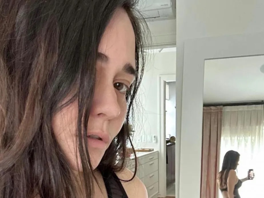 Alessandra Negrini posta selfie e espelho entrega peça íntima: “As novinhas choram”
