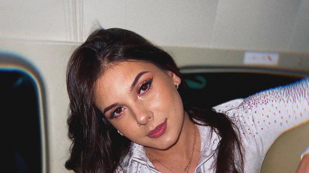 Ana Castela faz vídeo rebolando de shortinho e convida: “Vem galopar”