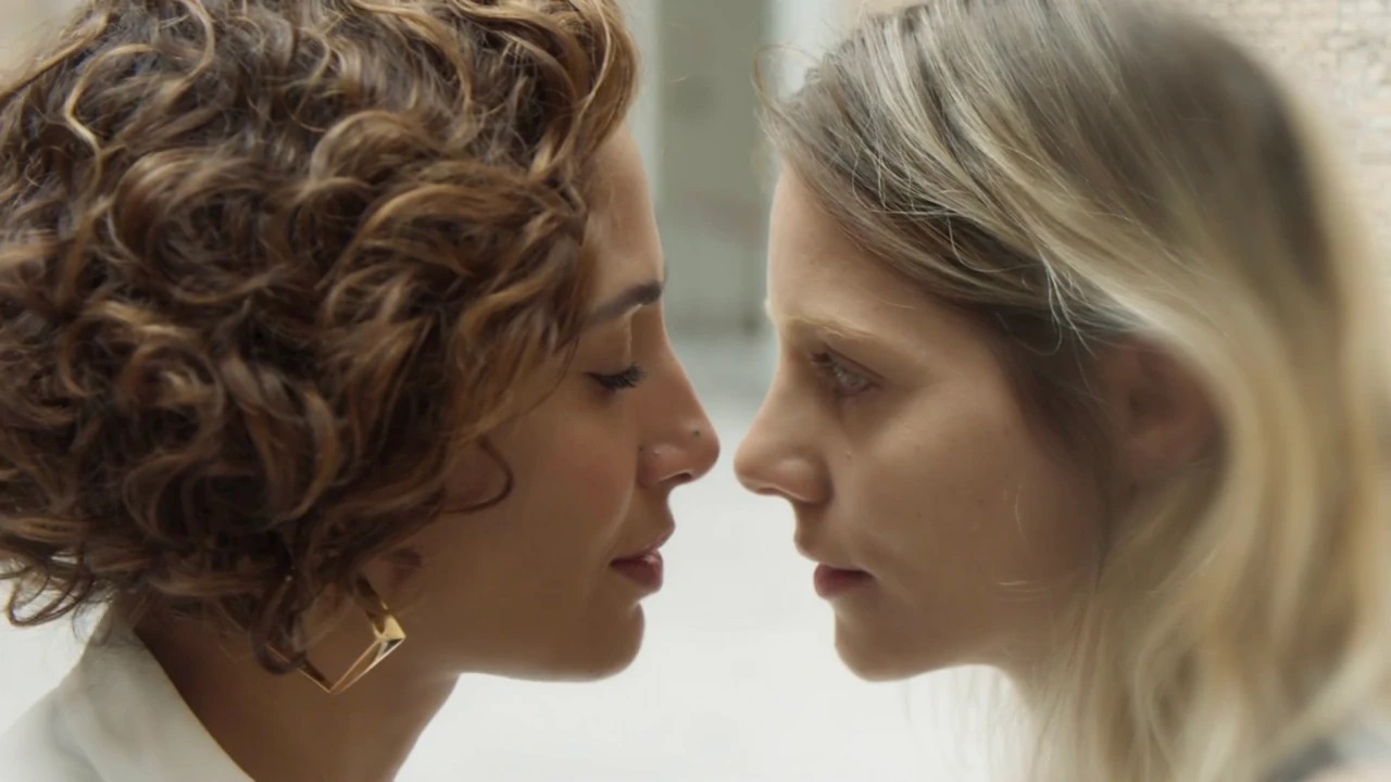 Após corte em “Vai na Fé”, TV Globo censura beijo lésbico em “Aruanas”