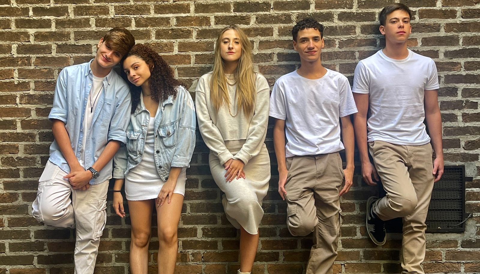 “Código 5”: uma banda teen que espalha amor e solidariedade