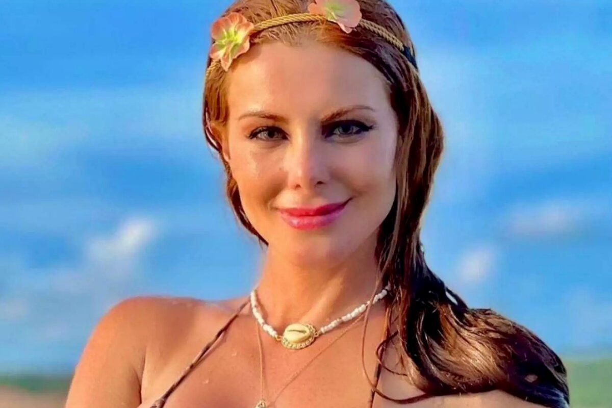 Deborah Albuquerque posta foto sensual e detalhe chama atenção: “Tudo torta”