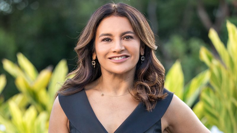 Dira Paes aparece de biquíni, corpo natural chama atenção e fã alerta: “Muito perigoso”