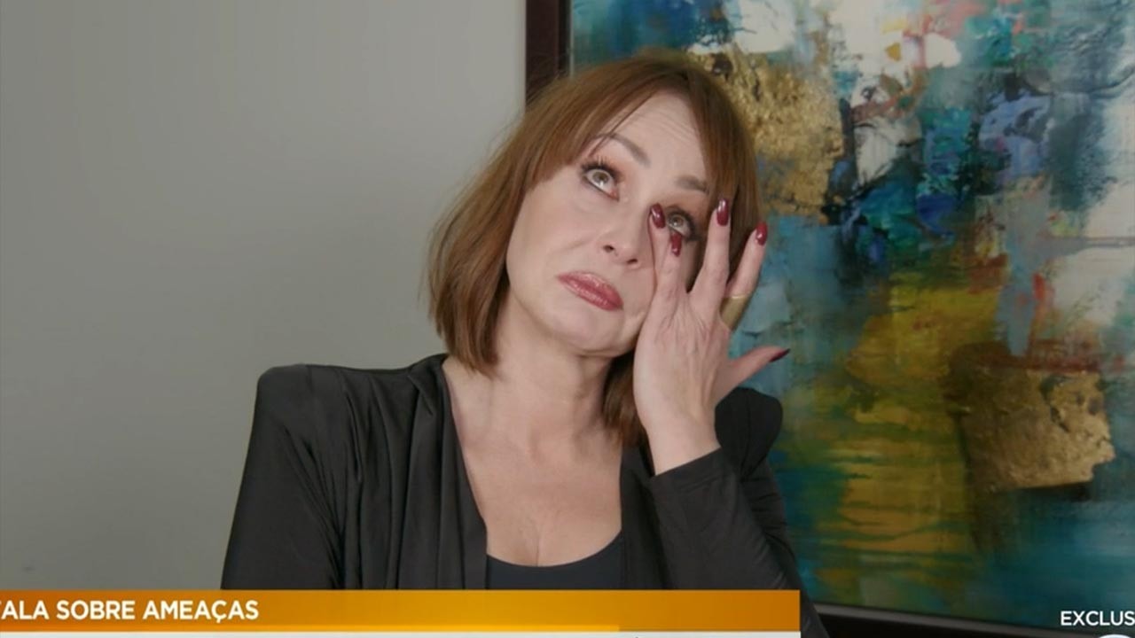 Gaby Spanic revela que não pôde abraçar sua mãe quando ela morreu e cai no choro