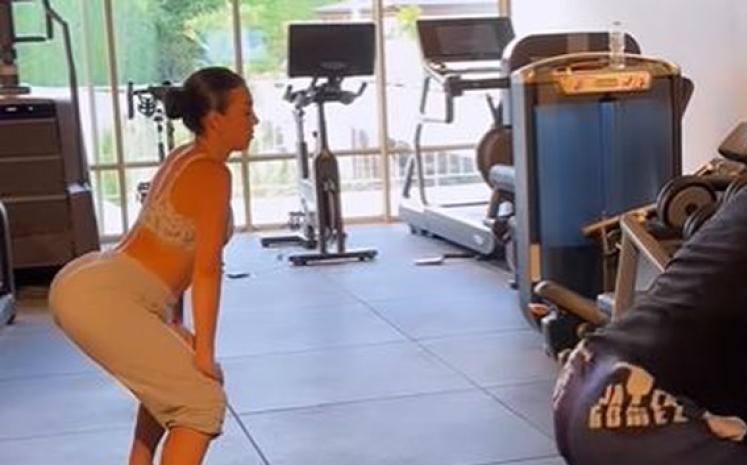 Vídeo: mulher de Cristiano Ronaldo aprende a rebolar e vai até o chão