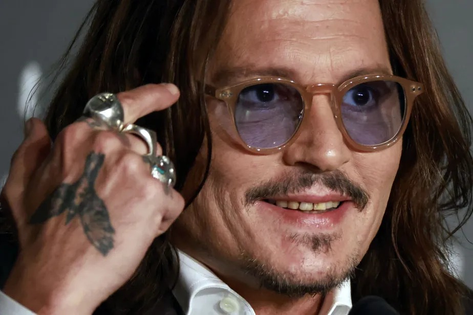 Johnny Depp aparece com os dentes escuros em Cannes e é criticado