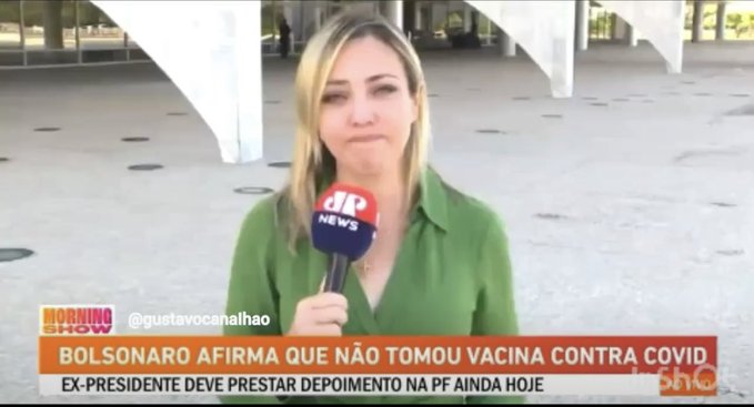 Repórter da Jovem Pan segura choro ao anunciar investigação contra Jair Bolsonaro