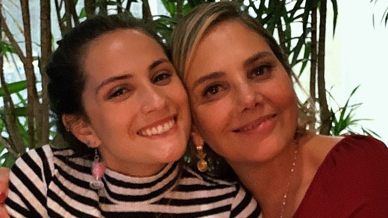 Filha de Heloísa Périssé surge de fio-dental e bumbum chama atenção: “Arrasta pro lado”