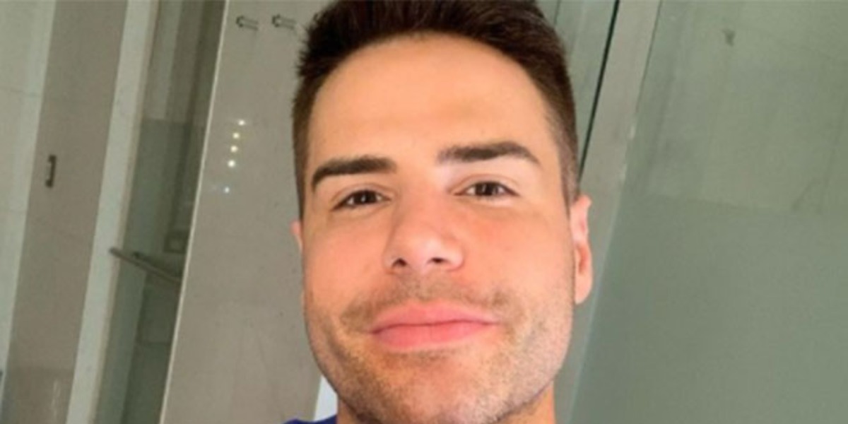 Luiz Bacci revela em programa de TV que dorme pelado: “Faz bem à saúde”