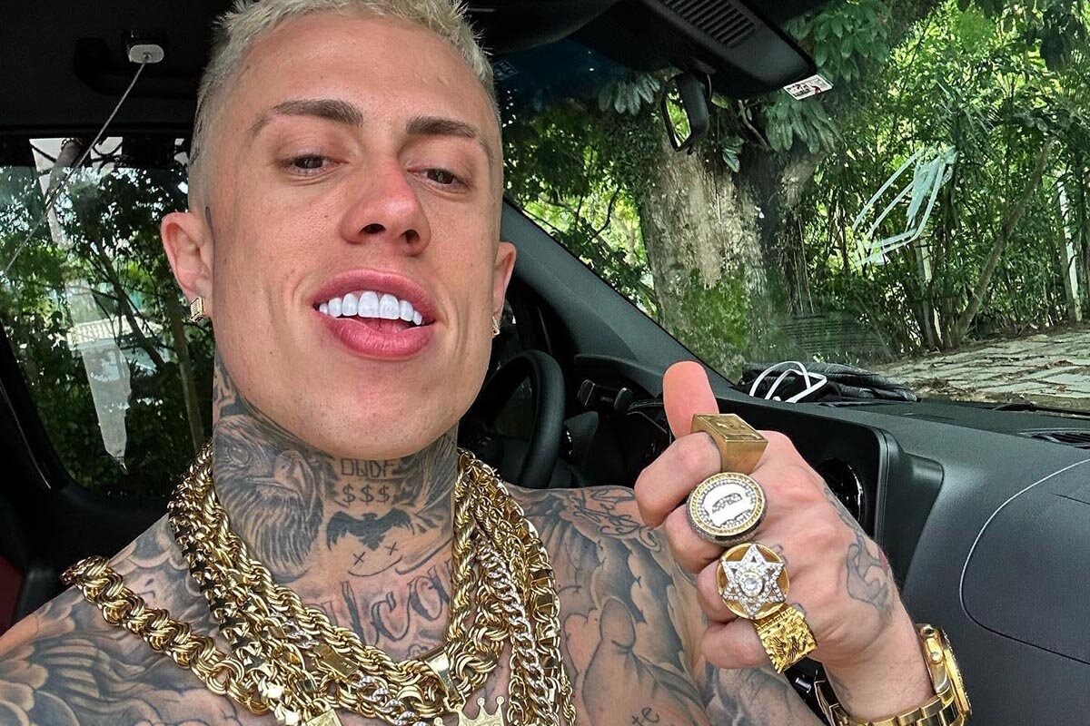 MC Daniel ostenta anel milionário com rosto do “Máskara” e é criticado: “Cafona”