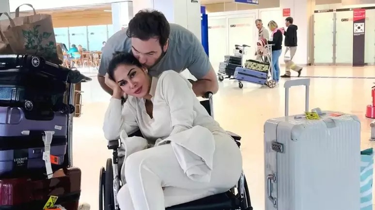 Maíra Cardi aparece em cadeira de rodas e faz desabafo: “Me afastei de mim”