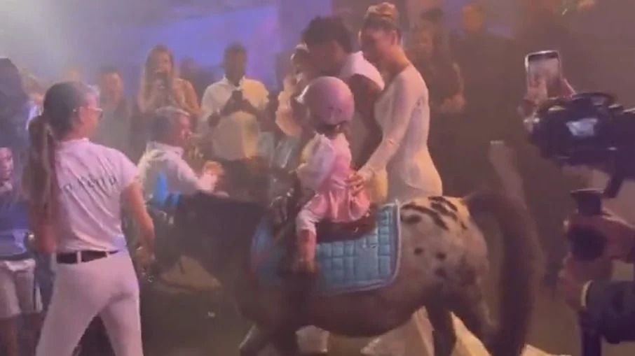 Pônei de festa da filha de Virgínia Fonseca faz cocô durante cerimônia e vídeo viraliza
