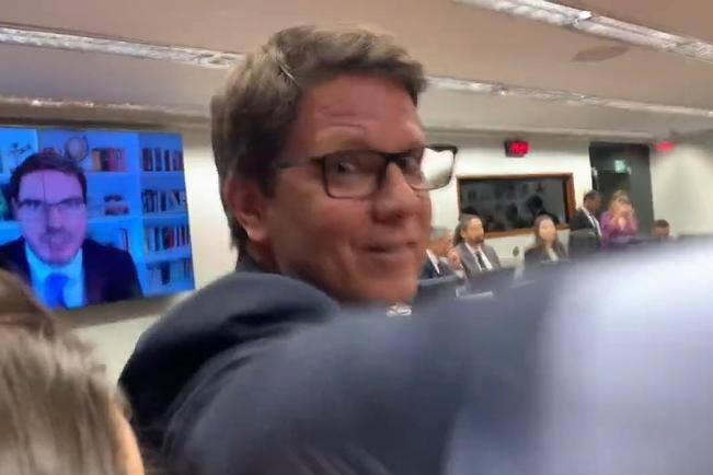 Mario Frias agride ex-jornalista da Jovem Pan: “Tá nervosinho”