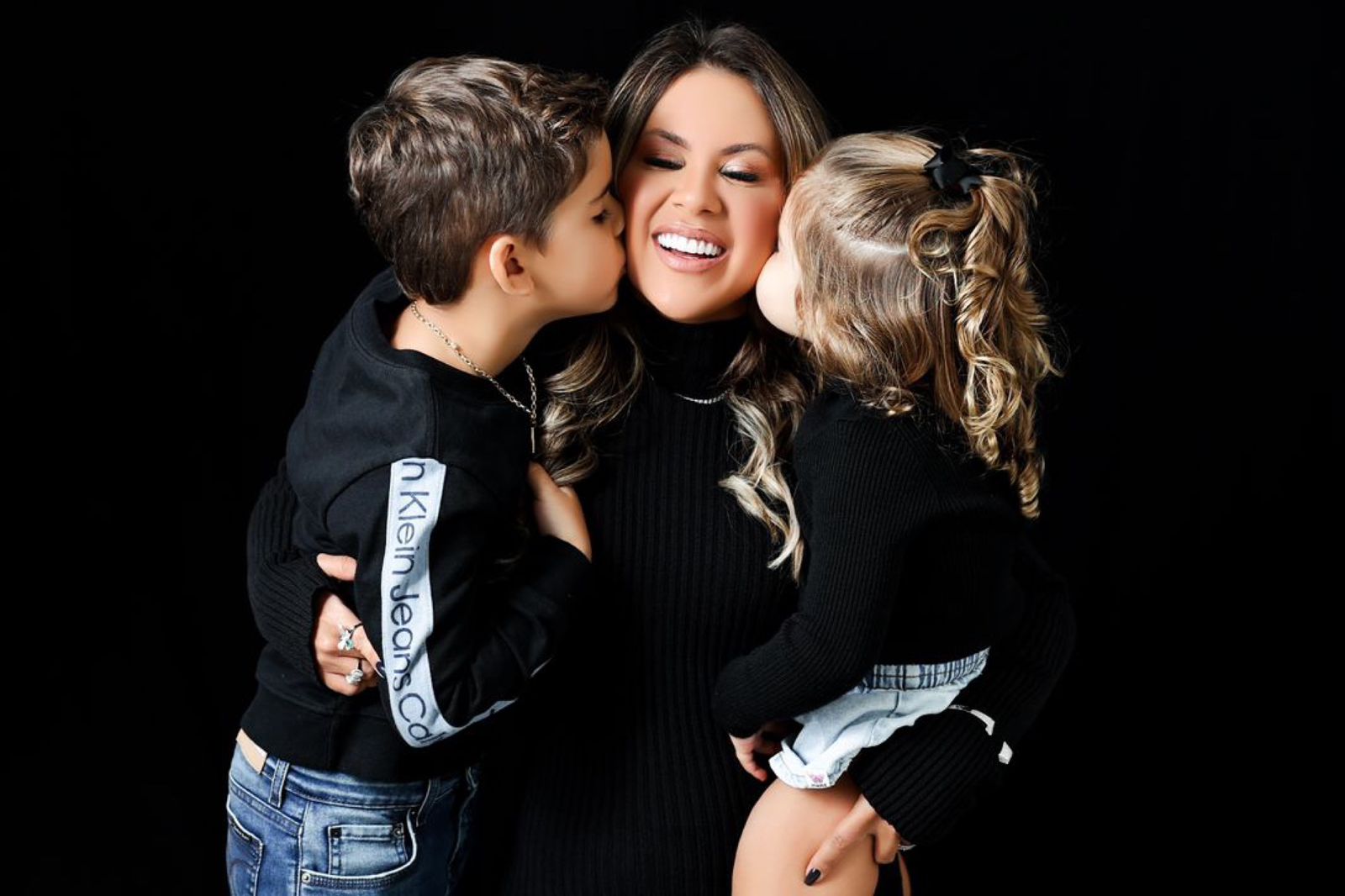 Natália Toscano faz ensaio com filhos em comemoração ao Dia das Mães
