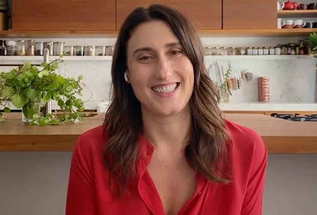 Paola Carosella sofre acidente doméstico e quebra dedo do pé: “Odeio meter atestado”