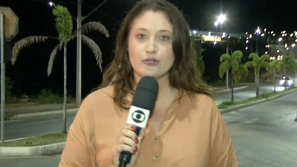 Adolescente mostra a bunda, ao vivo, durante telejornal e surpreende repórter da TV Globo