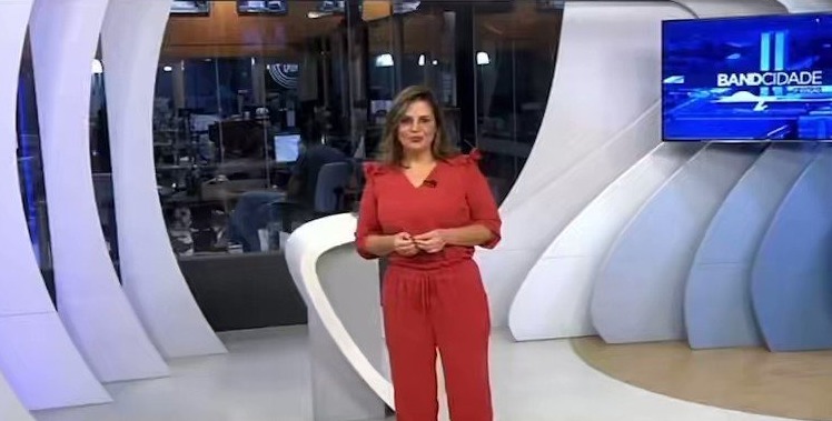 Apresentadora da Band chora, ao vivo, ao anunciar morte da mãe