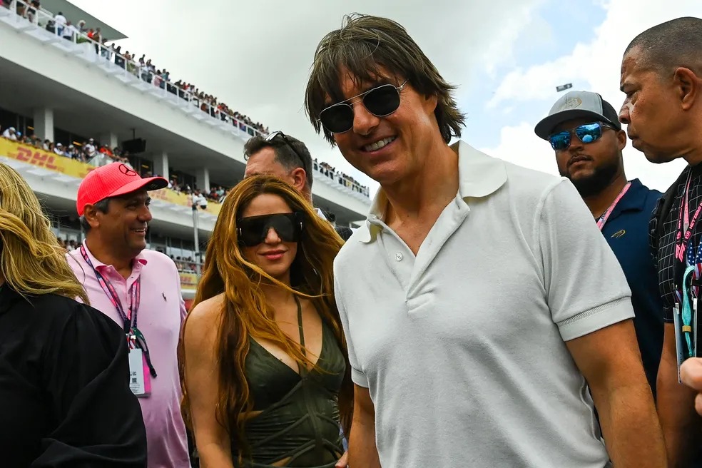 Após encontro, Shakira implora a Tom Cruise que pare de flertar com ela