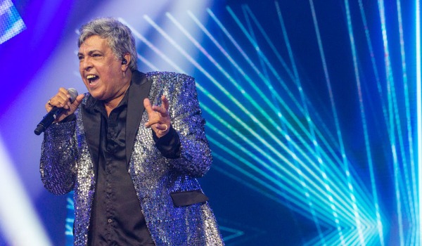 Sidney Magal passa mal durante show e apresentação é interrompida