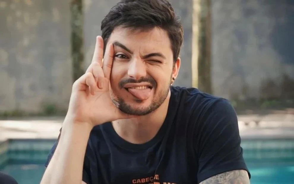 Felipe Neto mostra privada inteligente de R$ 9 mil e vira piada na internet