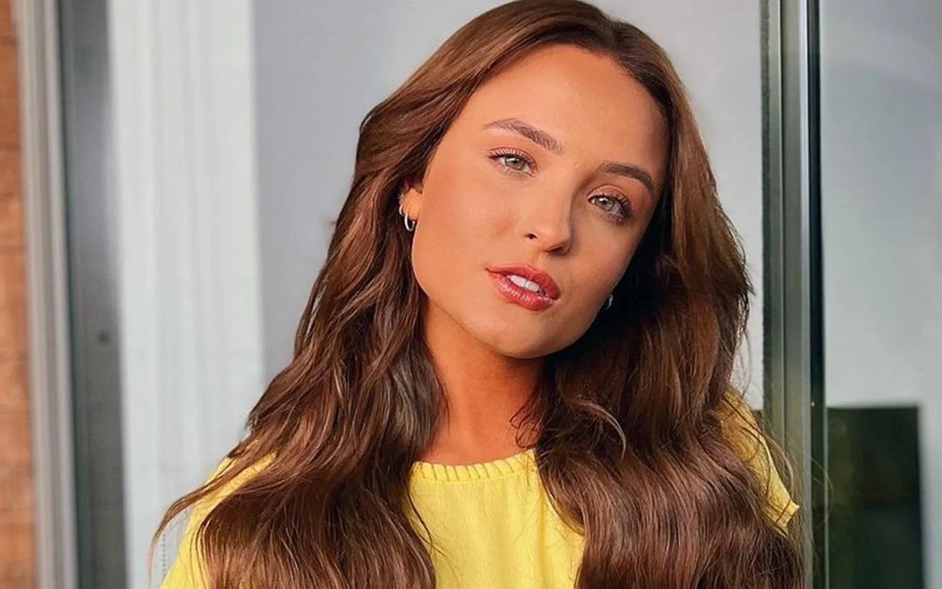Larissa Manoela conta se está grávida de André Luiz Frambach e fala sobre data de casamento