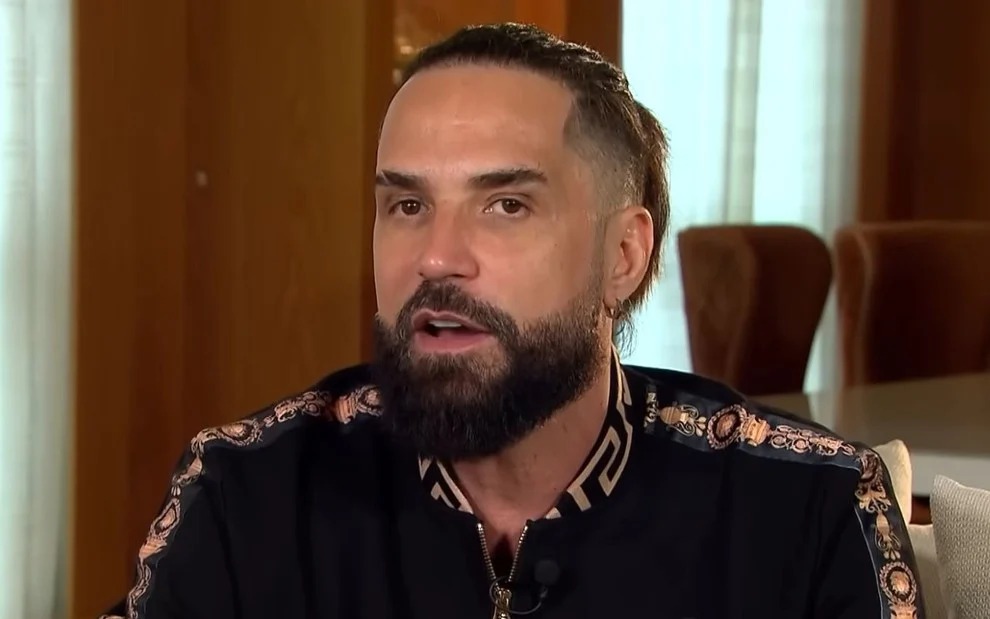 Latino revela vício em sexo e afirma que já transou com 15 mulheres diferentes em um dia