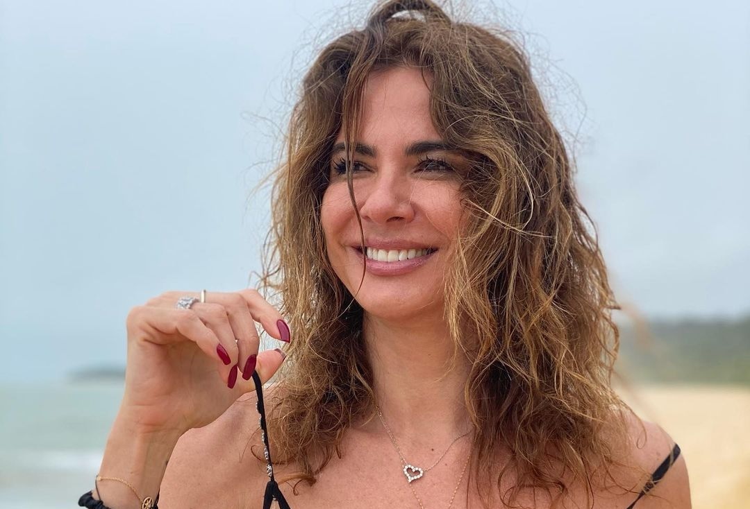 Luciana Gimenez mostra parte dos seios no Muro das Lamentações e é criticada