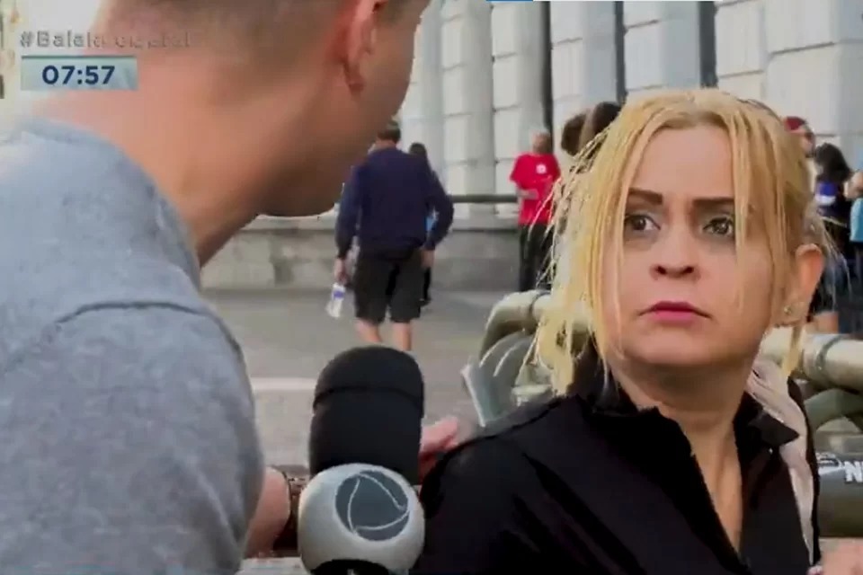 Mulher se assusta com repórter da Record TV durante entrevista e diverte internautas