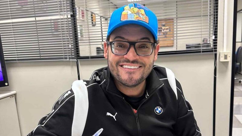 Matheus Ceará renova contrato com o SBT: “Passando a caneta”