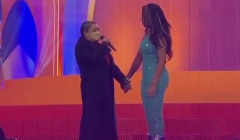 Preta Gil surge abatida e chora durante show de Ludmilla