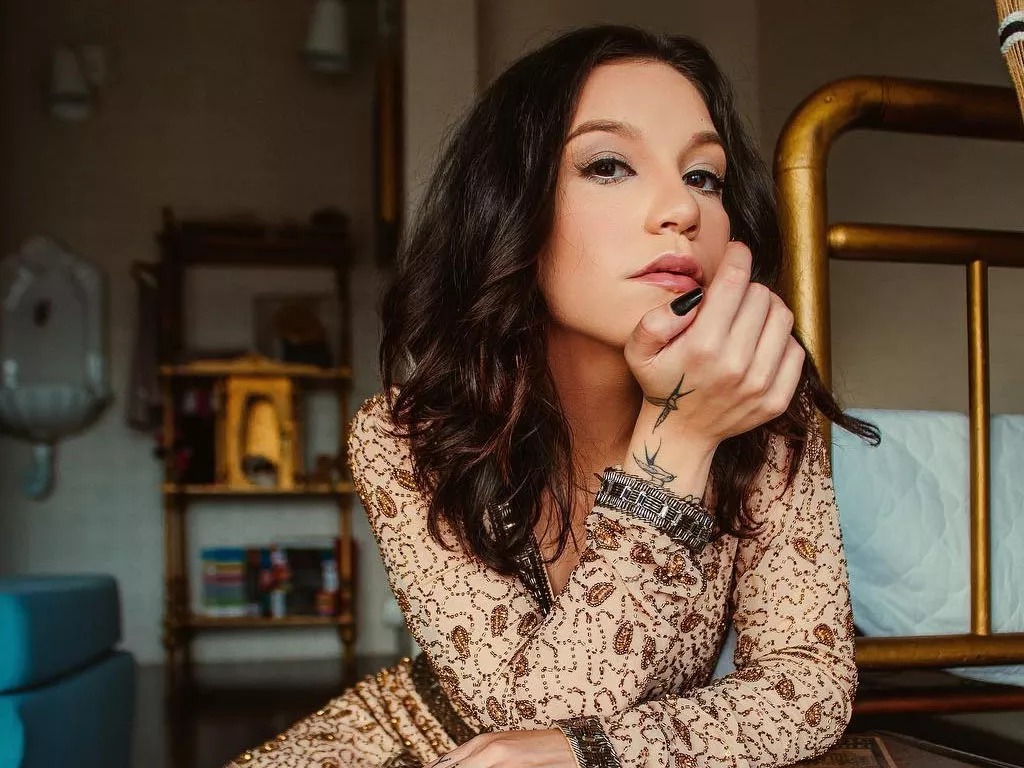 Priscilla Alcantara muda de visual e surpreende internautas: “Esse cabelo novo”