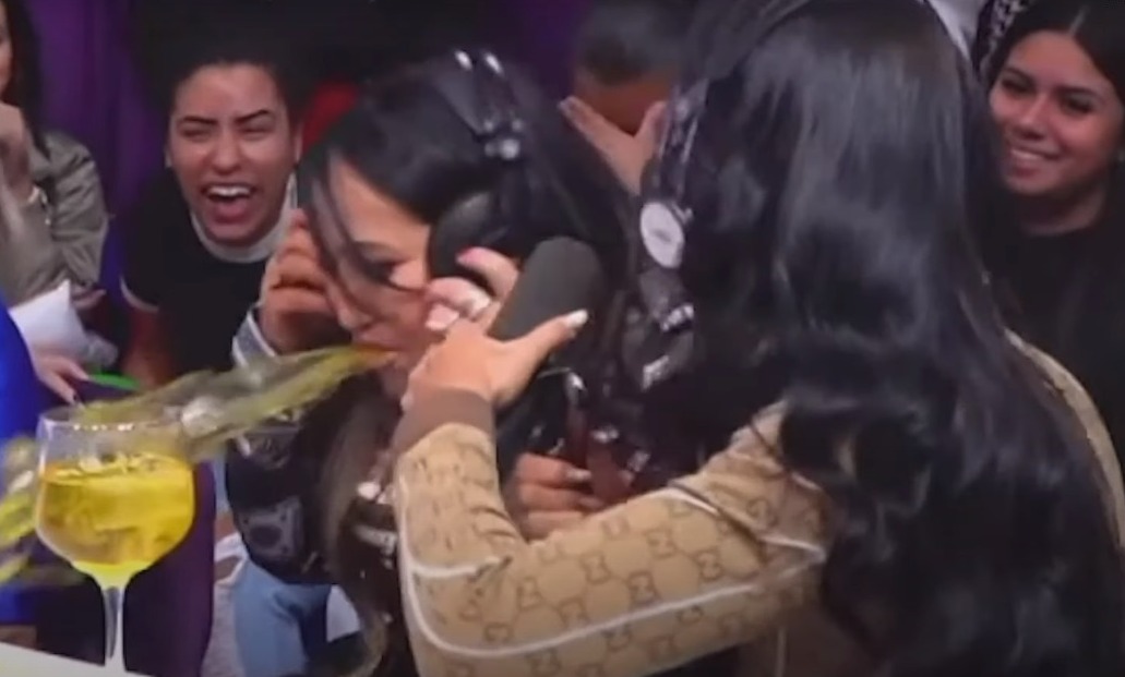 Mãe de Deolane Bezerra passa mal e vomita ao vivo em podcast