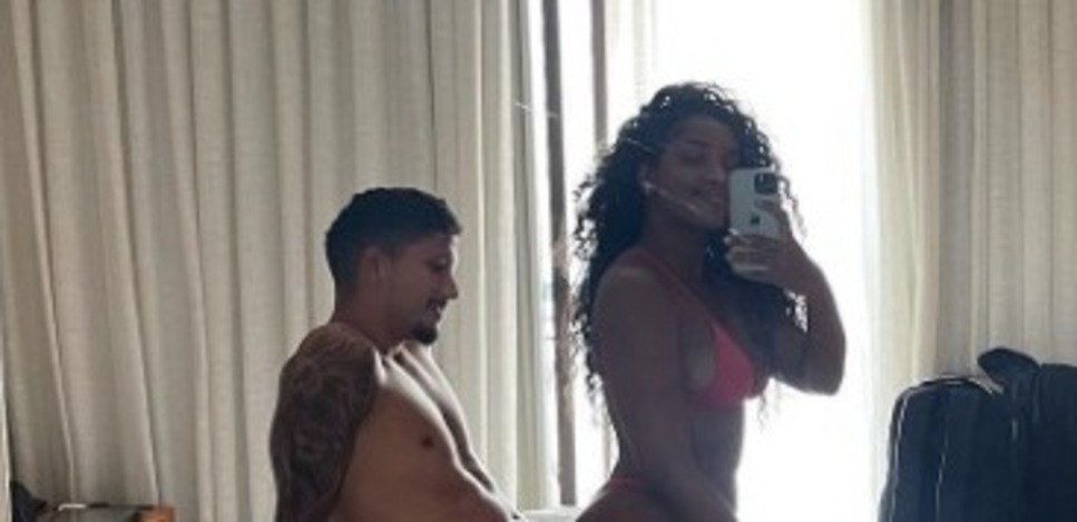 De biquíni minúsculo, Iza aparece sentada em namorado e web vai à loucura: “Apaga”