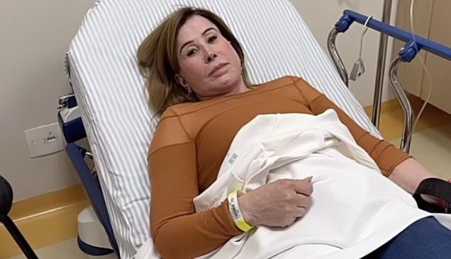 Zilu é internada e aparece tomando medicação na veia