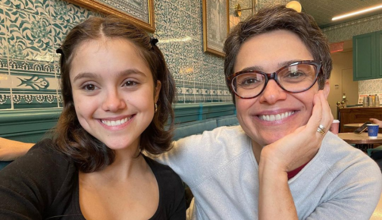 Após surgir em parada LGBTQIA+, Sandra Annenberg fala sobre sexualidade da filha