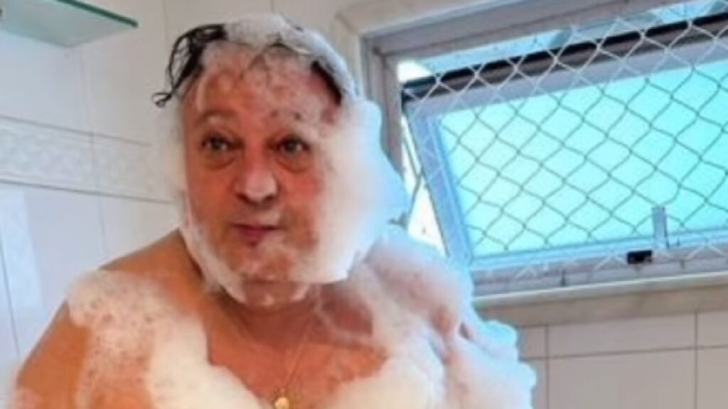 Após ser criticado por seus hábitos de higiene, Erick Jacquin aparece tomando banho