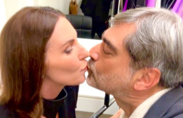Zeca Camargo dá selinho em Glenda Kozlowski e comemora novo programa na Band