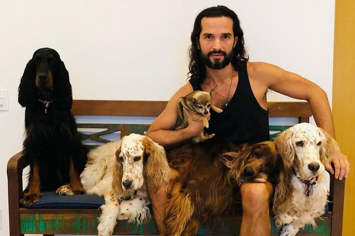 Caso Jeff Machado: Pai de santo é indiciado por maus tratos aos cachorros do ator