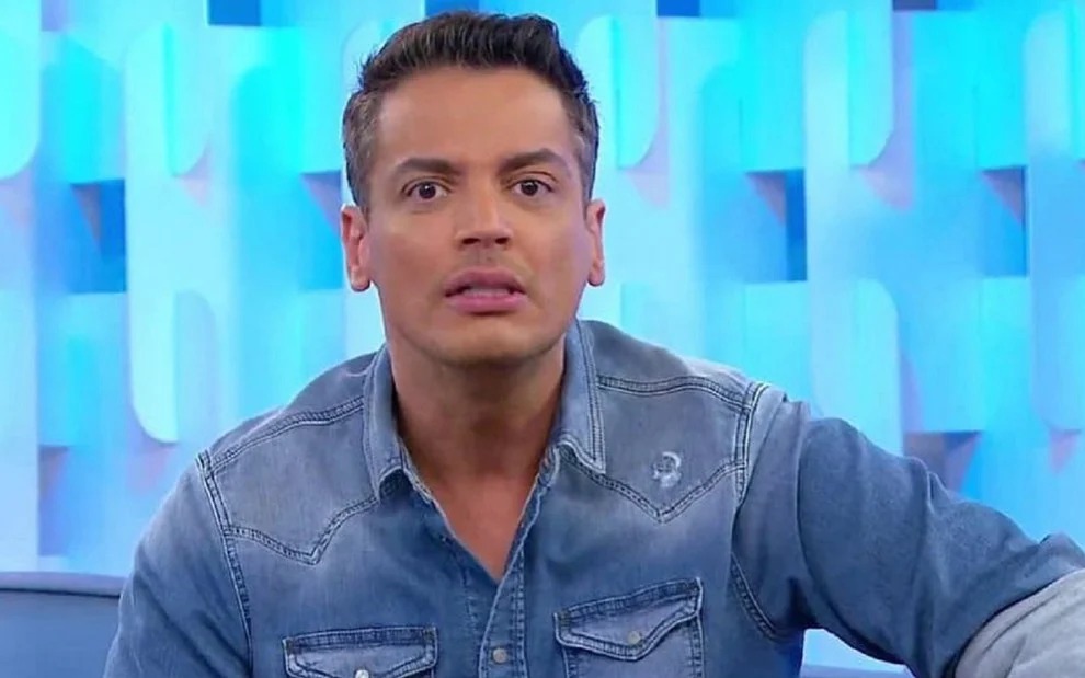 Leo Dias se irrita com apresentadores do “Fofocalizando” e faz barraco ao vivo