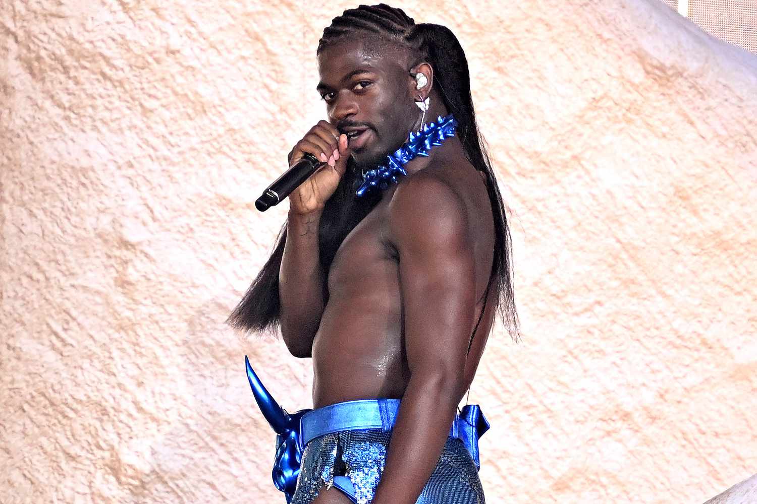 Lil Nas X é atingido por brinquedo erótico em show e reage