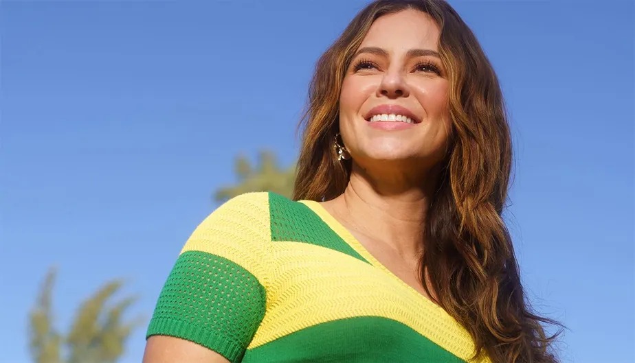 Paolla Oliveira veste verde e amarelo e torce para a Seleção Brasileira Feminina
