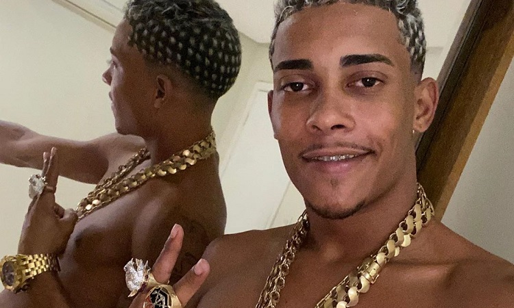 Poze do Rodo novamente ostenta mulheres nuas em sua casa e é criticado: “Respeito”