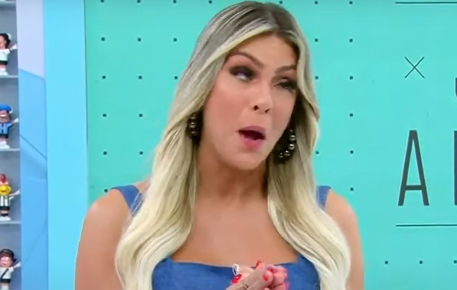 Renata Fan passa perrengue, ao vivo, e tenta conter desespero