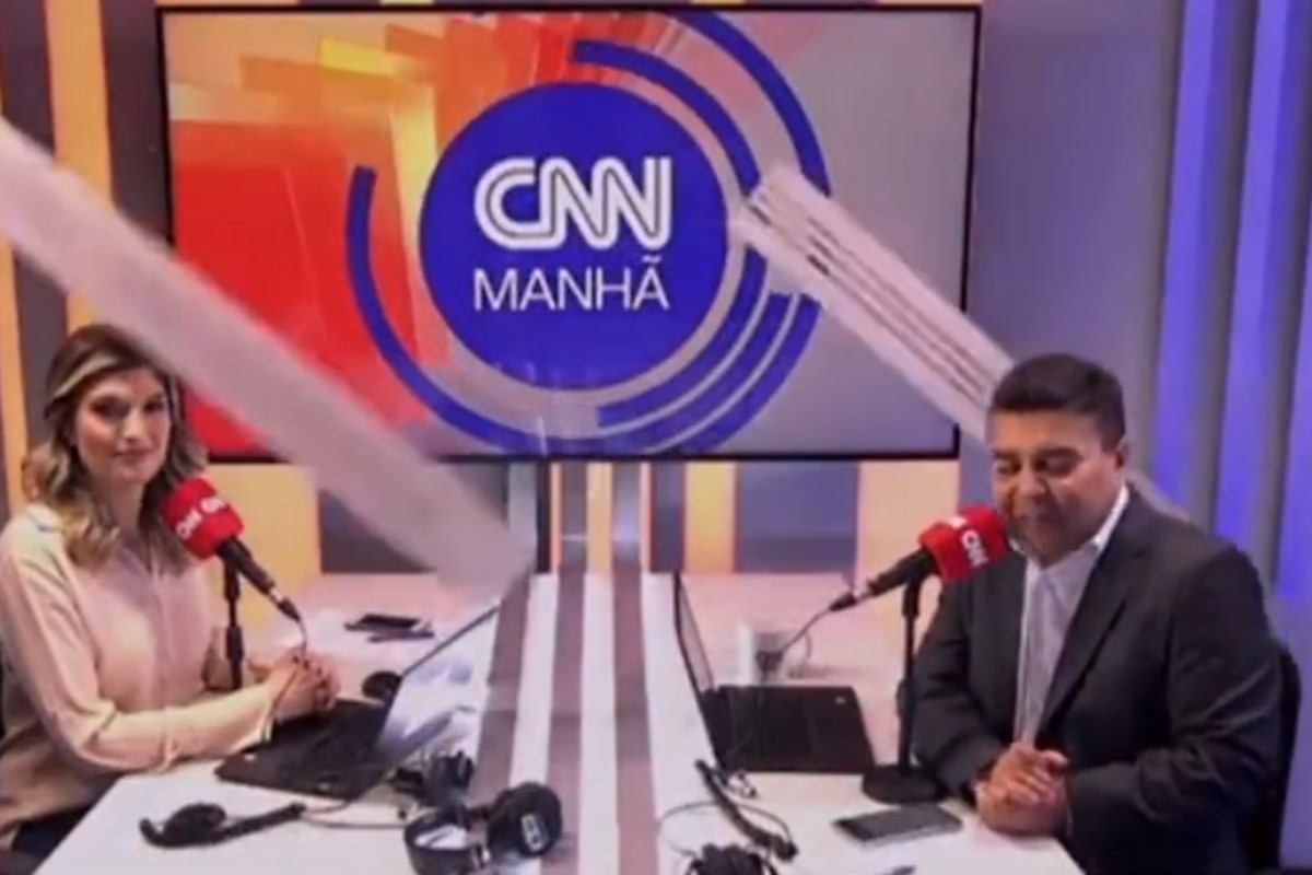Estúdio da CNN Brasil desaba na cabeça de apresentador, ao vivo