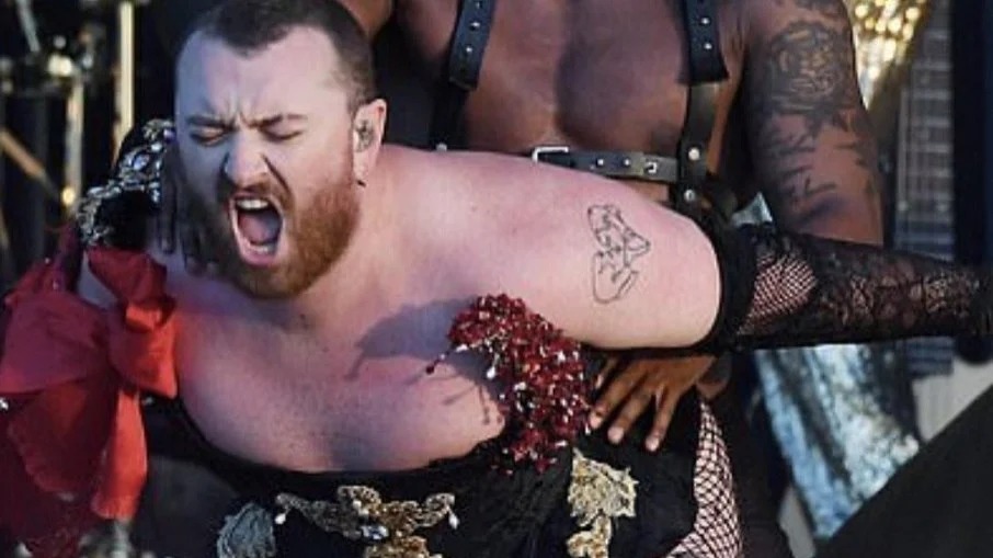 Sam Smith é criticado por encenar sexo durante apresentação