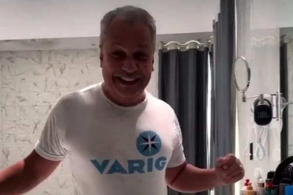 Sikêra Jr. surpreende com vídeo perfumando as partes íntimas e divide opiniões
