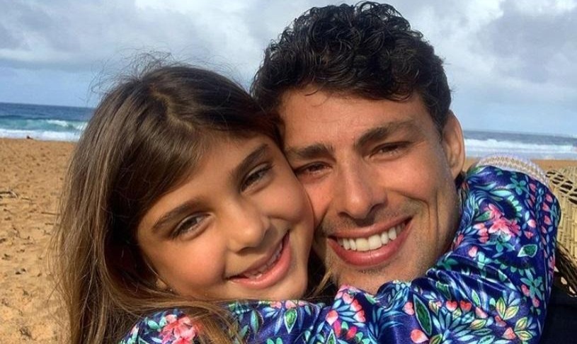 Cauã Reymond contrata profissional para ensinar filha a andar de bicicleta