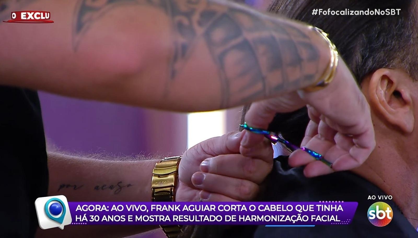 Frank Aguiar faz harmonização e corta cabelo ao vivo no SBT