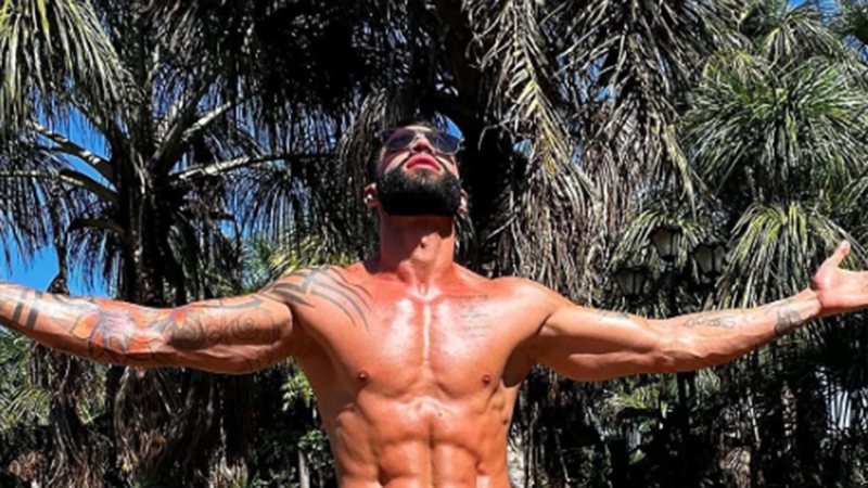 Gusttavo Lima posa para foto e detalhe chama atenção: “Fina”